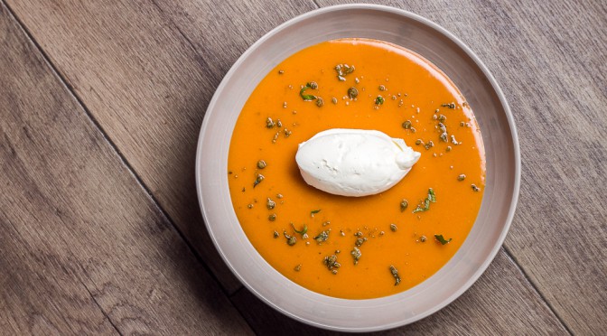 Soupe froide d'abricots au thym et sucre au basilic